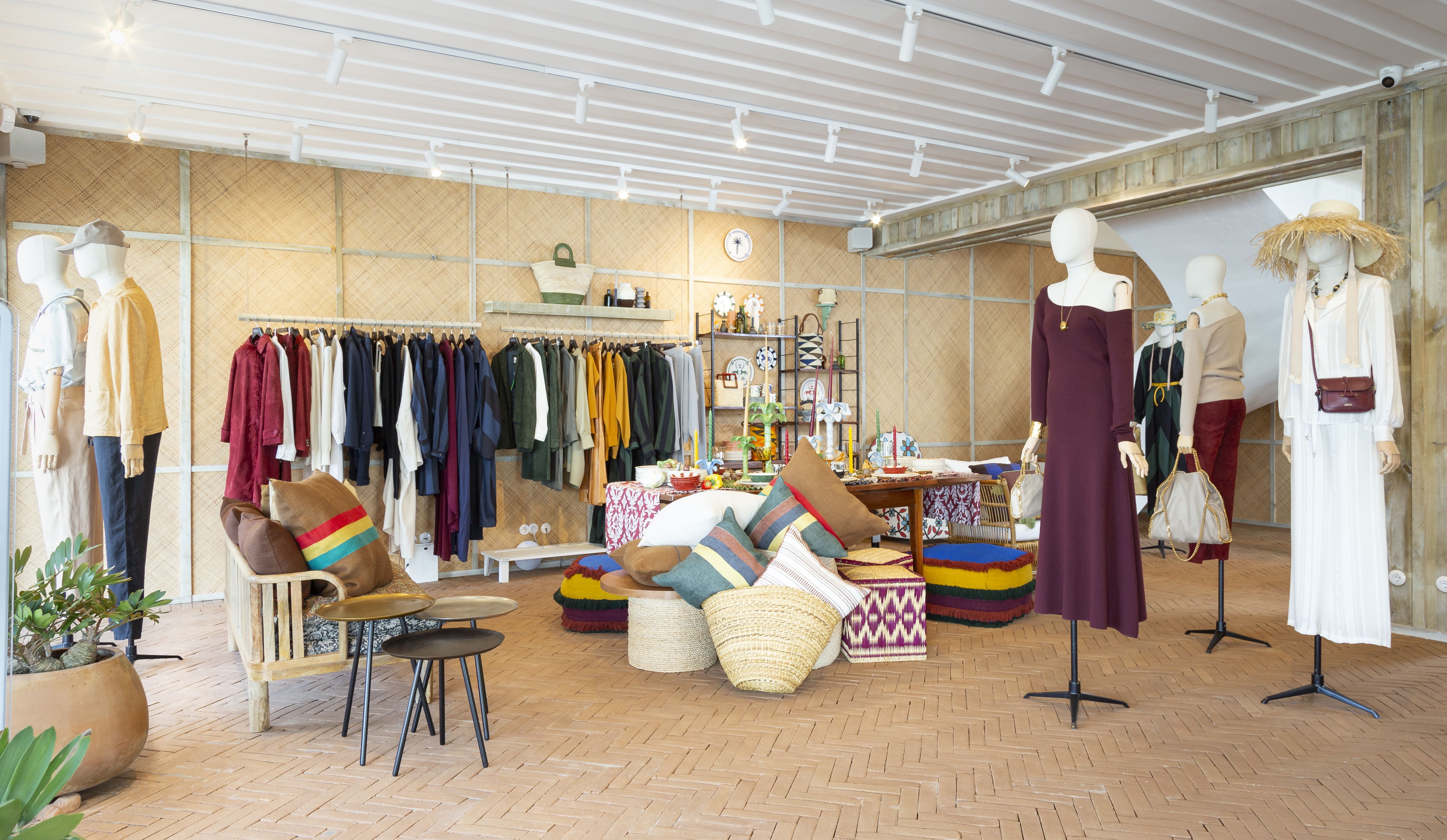 The inside of Fashion Clinic Carvalhal Store